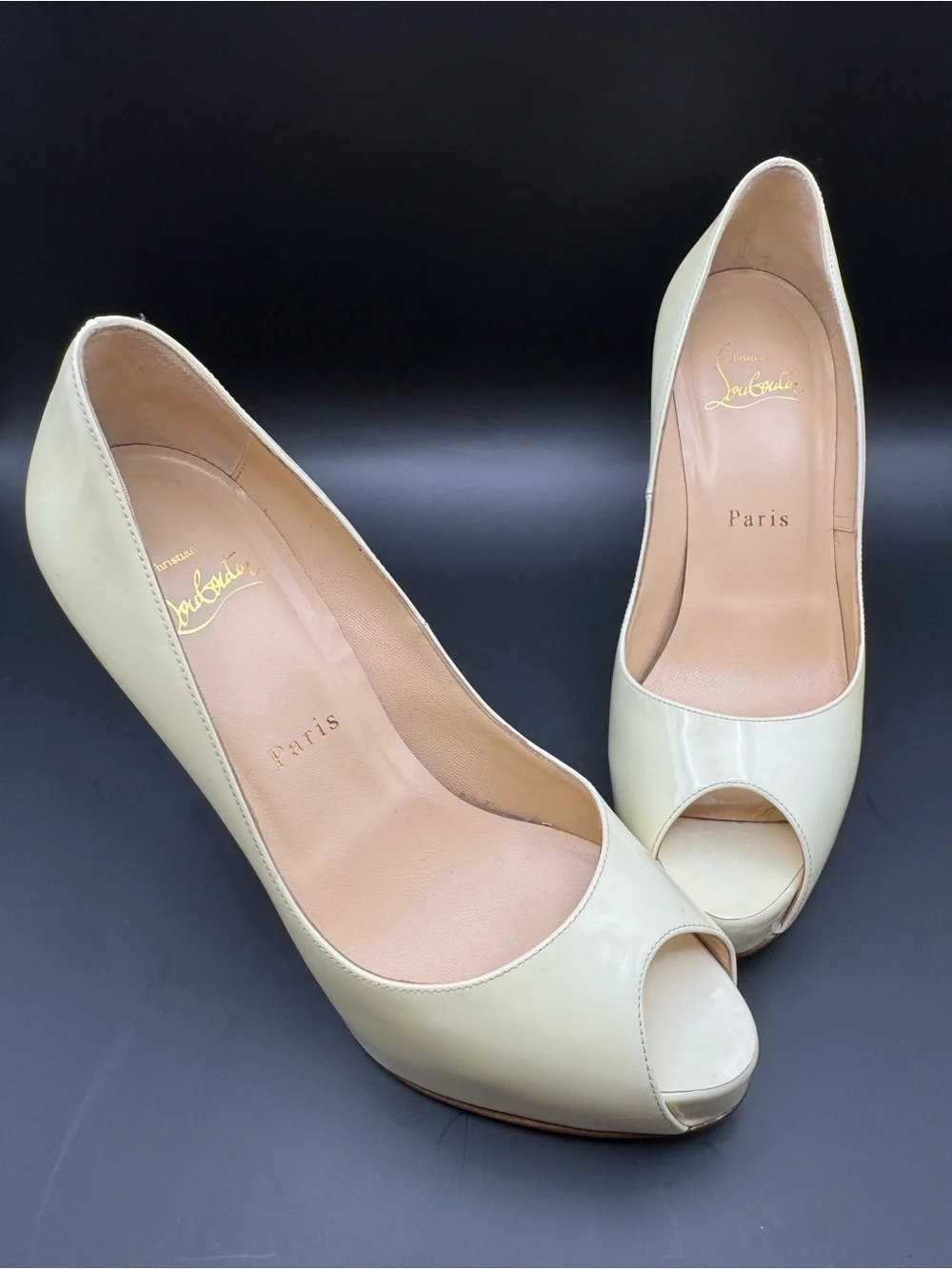 Christian Louboutin Very Privé 120 Ivory Patent Peep Toe Heels EU 37